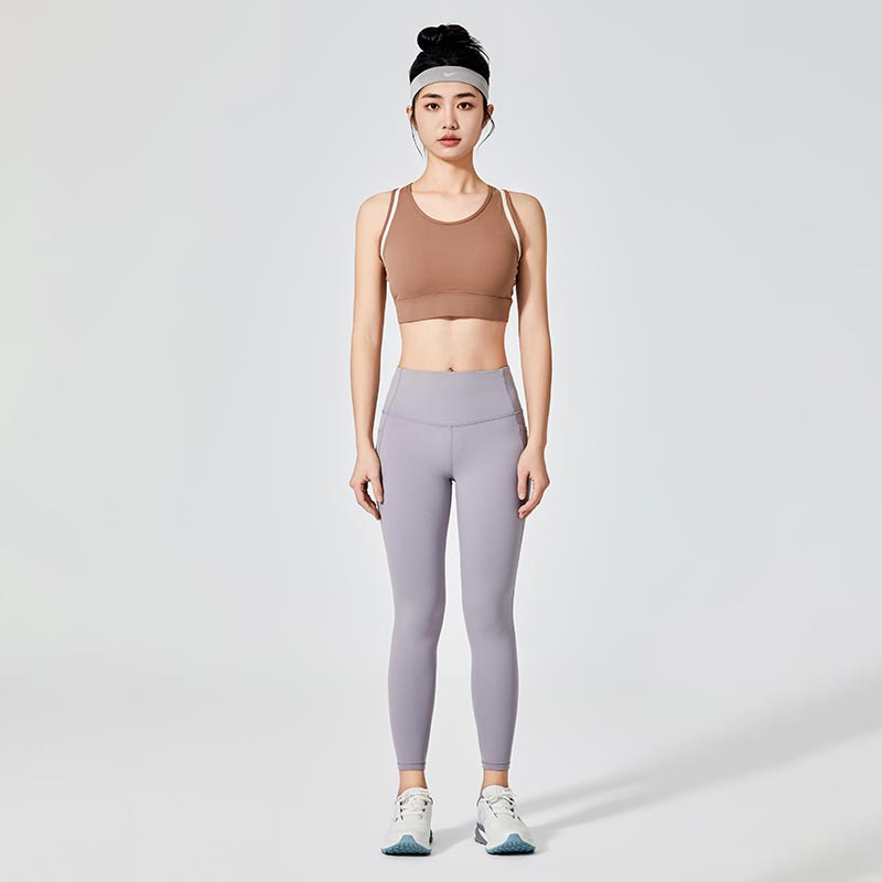 Kunne den brune Simple Line Sports BH potentielt omdefinere komfort og stil til aktive kvinder?